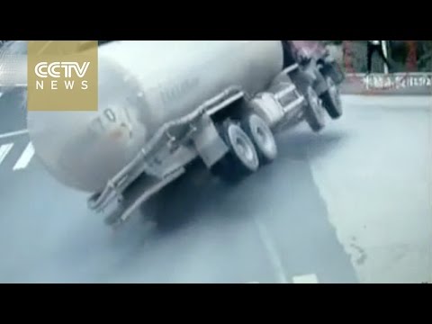 بالفيديو رجل ينجو من حادث مروع دون مجهود