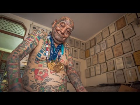 بالفيديو  مواطن هندي يحطم 20 مسجلاً في موسوعة جينيس