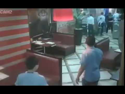 شاهد خناقة موت بين رجل وزوجته داخل مطعم في الاسكندرية