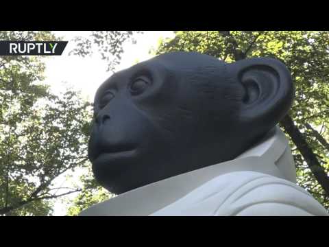 شاهد تنصيب تمثال لقرد رائد فضاء