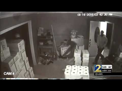 شاهد مديرة مطعم تطارد 3 لصوص وتقتل أحدهم