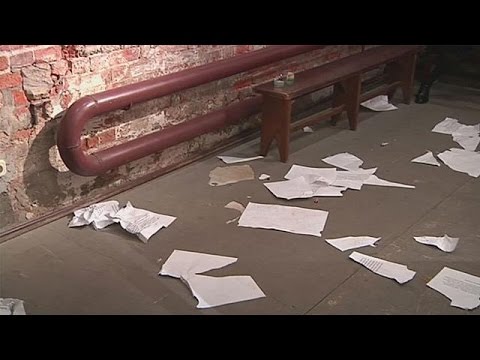 قوميون روس يخربون صورًا فوتوغرافية داخل معرض في موسكو