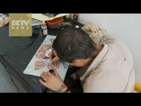 بالفيديو المساجين ينتجون حقائب تنافس العلامات التجارية العالمية في المكسيك