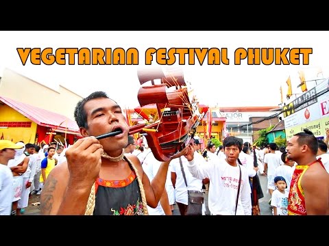 بالفيديو التايلانديون يمزقون أجسادهم بالسيوف والأسياخ في المهرجان النباتي