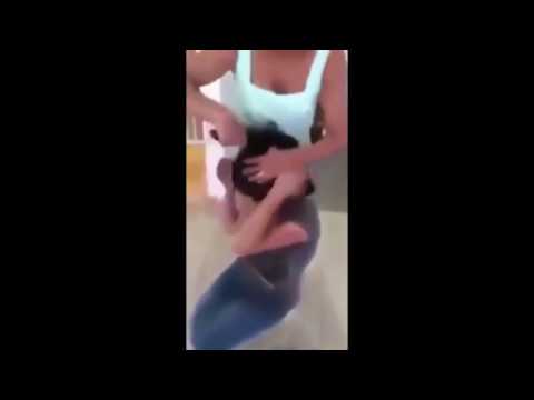 بالفيديو أم تحلق شعر ابنتها عقابا لها على معايرة مصابة بالسرطان