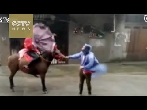 بالفيديو عروسان صينيان يقرران الزواج فى قلب الإعصار