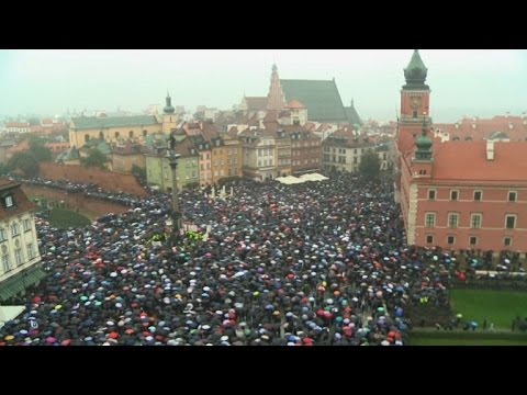 شاهد عشرات آلاف النساء يتظاهرن في بولندا