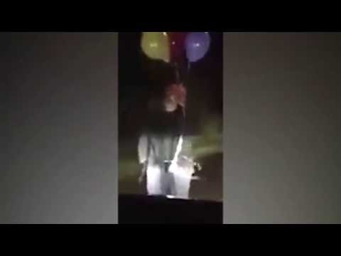 بالفيديو ضرب شاب حاول إخافة بعض الأشخاص في أميركا