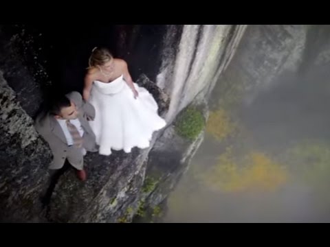 بالفيديو مصوران يضعان العروسان على حافة العالم لالتقاط صورة العمر