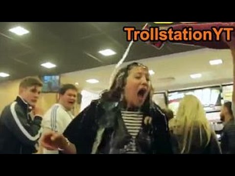 شاهد  امرأة تضايق رجلًا بدينًا في أحد مطاعم ماكدونلدز