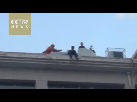 بالفيديو شجاعة رجل تؤدي إلى إنقاذ تنجي شخصًا من الانتحار