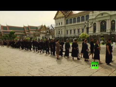 بالفيديو آلاف التايلانديين في نظرة الوداع الأخيرة لملكهم في بانكوك