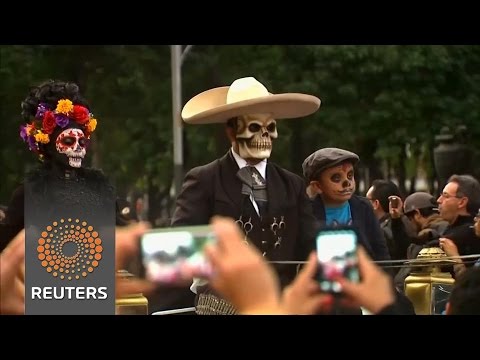 بالفيديو  أفعال لا تصدق يجريها المكسيكيون للاحتفال بعيد الموتى