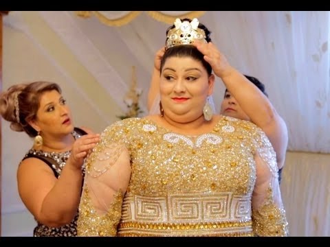 شاهد عروس ارتدت فستانًا من الذهب يوم زفافها