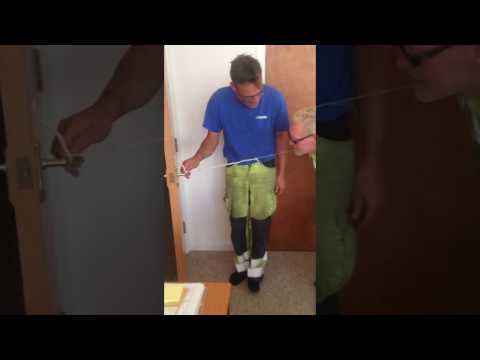 شاهد عامل بريطانيّ يخلع ضرس زميله بالباب