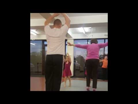 بالفيديو  أب يسعد طفلته بمشاركتها في رقصة باليه