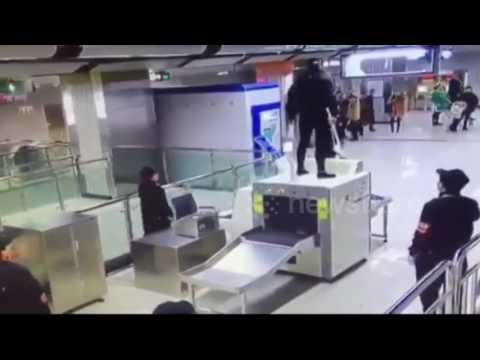 شاهد عاملة نظافة تثير فوضى في محطة مترو