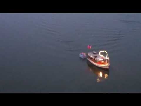 شاهد فتاة تفاجئ صديقتها على طريقتها الخاصة في بني سويف