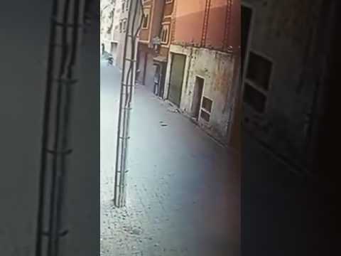 شاهد  لحظة سرقة حرامي حقيبة فتاة