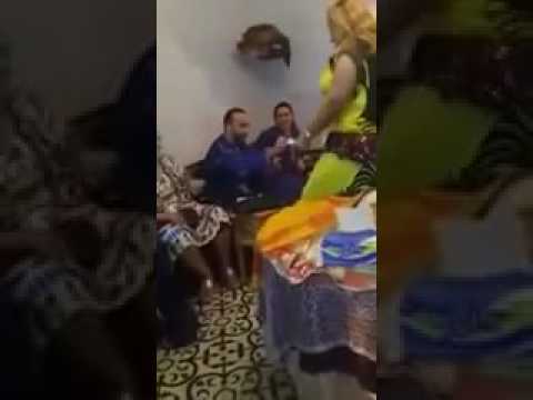 شاهد  ماذا فعلت امرأة لدى اقتراب راقصة من زوجها