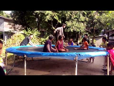 مسنات يقفزن على السوستة