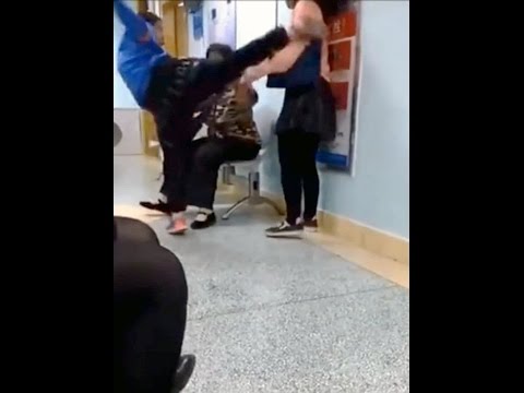 بالفيديو مراهق يعتدي على أمه بوحشية