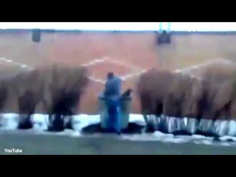 شاهد رجل يُلقي صديقته في سلة المهملات