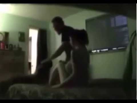 بالفيديو  عاد من الخارج ليجد زوجته تخونه مع عشيقها