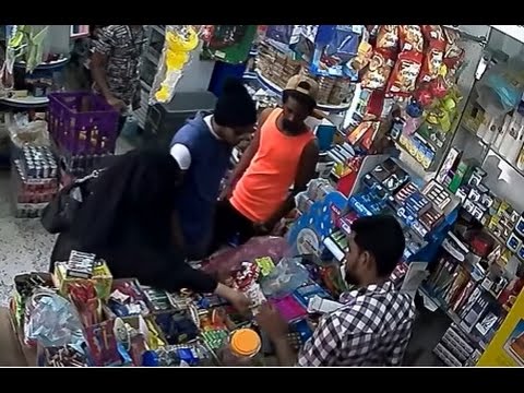 بالفيديو  امرأة تشغل بائعًا لتمكن شركاءها من سرقة متجره