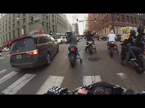 شاهد شرطي أميركي يضرب وجه سائق موتوسيكل بالقهوة