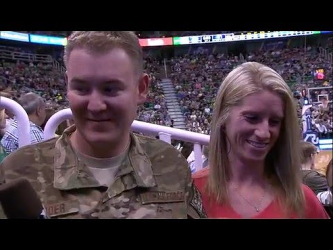 بالفيديو فريق كرة سلة أميركي يساعد أبا في تنفيذ مفاجأة إلى أسرته