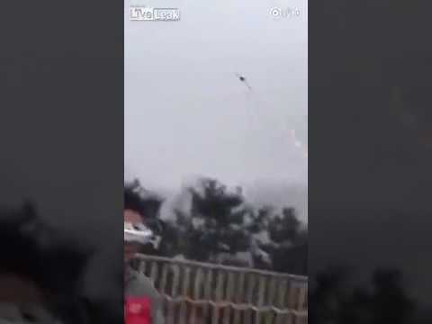 شاهد لحظة سقوط طفل اختل توازن أمه على السلم الكهربائي