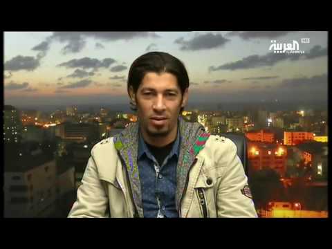 حلاق في غزة يصفف شعر زبائنه بالنار