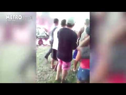 شاهد أهالي يسحلون سيدة قتلت طفلاً من مركز شرطة