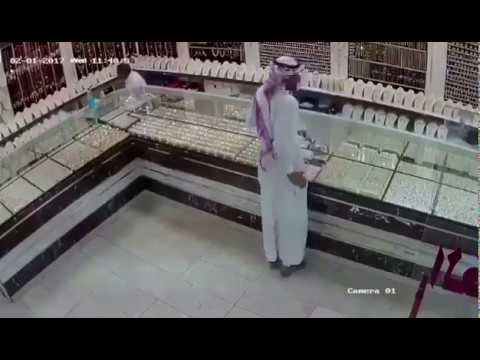 شاهد لص يغافل بائعًا ويسرق محل ذهب