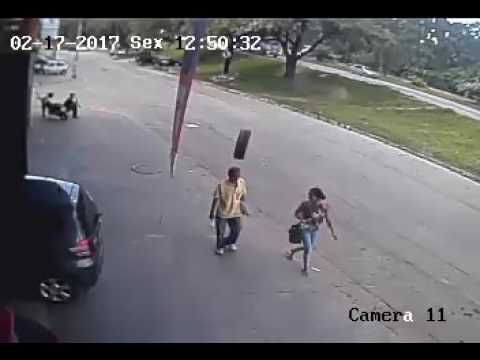 إطار سيارة طائش يصطاد رجل من الشارع