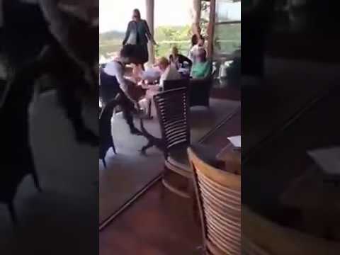 بالفيديو نادلة تجرّ سحلية ضخمة من ذيلها لتحمي زبائن المطعم