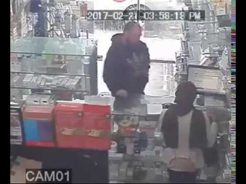 بالفيديو زبون يغافل فتاة ويسرق كامل إيراد صيدليتها