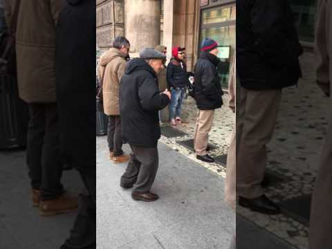بالفيديو رقص رجل مسن في شوارع إيطاليا يخطف الأنظار
