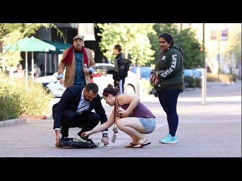 شاهد رد فعل المارة لحظة سقوط 100 ألف دولار من رجل