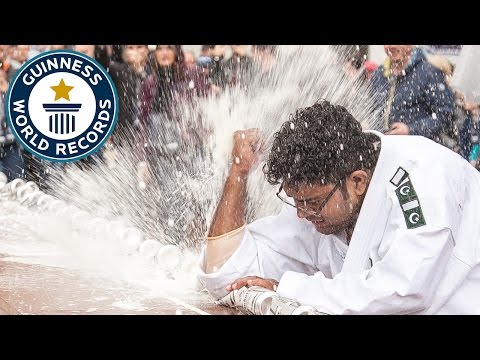 شاهد باكستاني يحطم الرقم القياسي في سحق عبوات الشراب بمرفقه