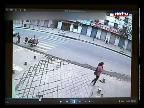 فتاة تسقط في حفرة مغطاة في الصين