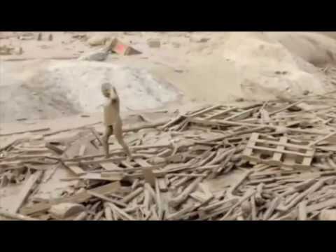 شاهد سيدة تخرج من فيضان طيني قاتل بأعجوبة