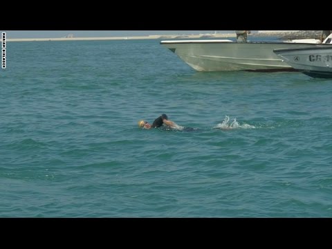 شاهد شابة سعودية تُحقّق 9 ساعات سباحة ورقمًا قياسيًّا في دبي