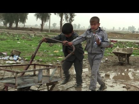 شاهد عراقيون يعودون إلى غرب الموصل رغم استمرار المعارك