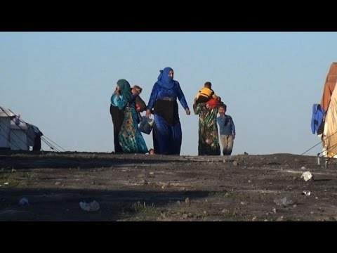 بالفيديو المواطنون السوريّون يفرّون من المعارك الدائرة في مدينة الرقة