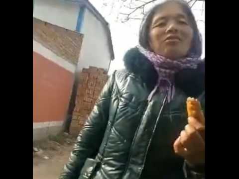 شاهد سيدة تتصرف مثل الأطفال لركوب دراجة نارية