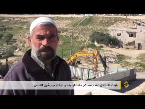 شاهد الاحتلال يهدم مساكن فلسطينية في بلدة الزعيم شرق القدس