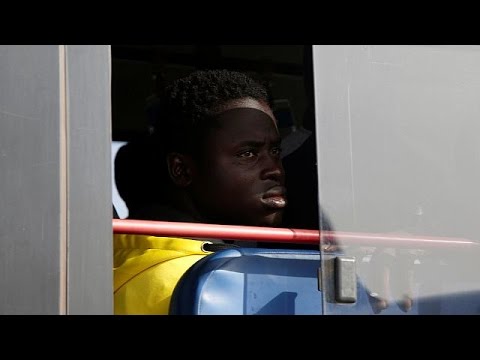 بالفيديو ترحيل مُهاجرين غير شرعيين من ليبيا إلى غامبيا