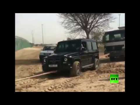 ولي عهد دبي يساعد في إخراج سيارة علقت في الرمال